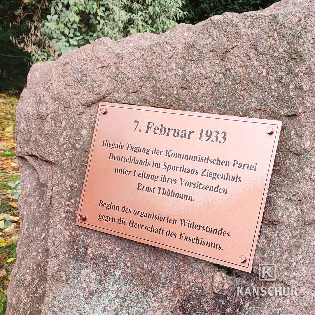 Gedenktafel aus Aluverbund mit kupferfarbener Oberfläche auf einem Gedenkstein befestigt