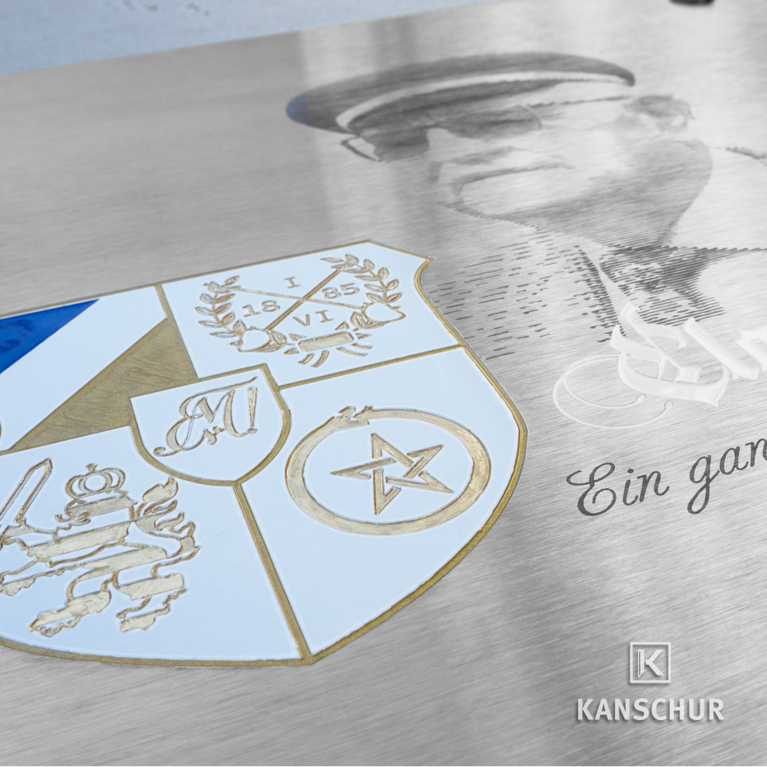 Gedenktafel aus Edelstahl - Portrait gelasert - Wappen graviert und farbig gestaltet