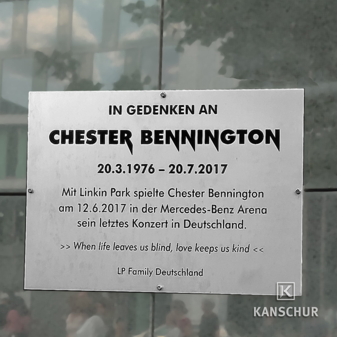 Gedenktafel Chester Bennigton an der Mercedes-Benz-Arena in Berlin