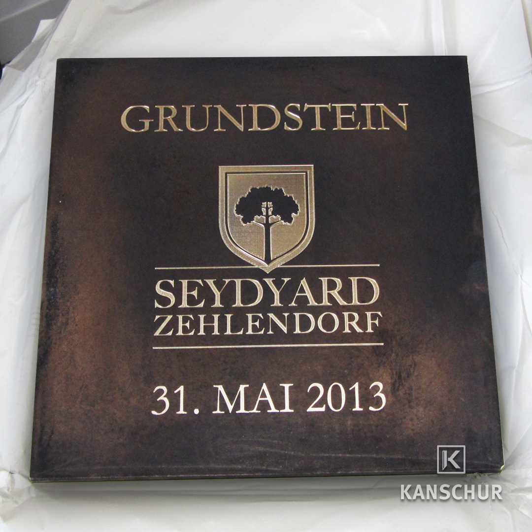 Grundsteinplatte aus Messing patiniert mit vertiefter Fräsgravur